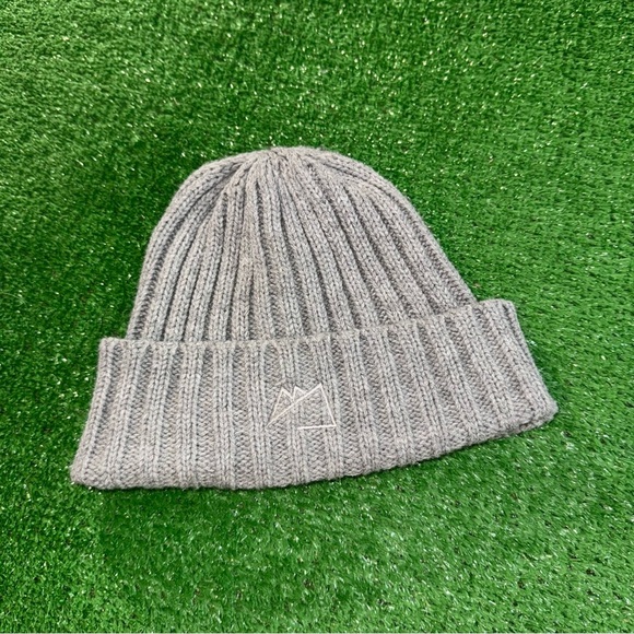 Classic Gray Ribbed Knit Winter Hat - Picture 1 of 2